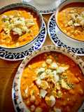 Sopa de tomate con garbanzos y huevo duro