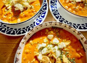 Foto principal de Sopa de tomate con garbanzos y huevo duro
