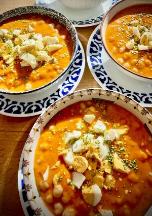 Una foto de Sopa de tomate con garbanzos y huevo duro