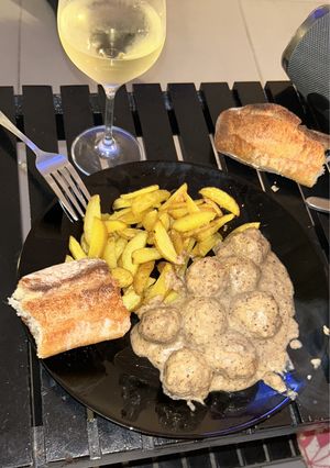 Una foto de Patatas fritas con albóndigas en salsa de champiñón, miel y mostaza