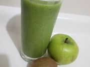 Una foto de batido de espinaca y kiwi