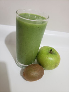 Una foto de Batido verde de espinaca,🍏🥝🍋