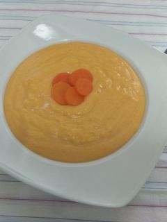 Una foto de Crema de zanahoria, patata y quesitos