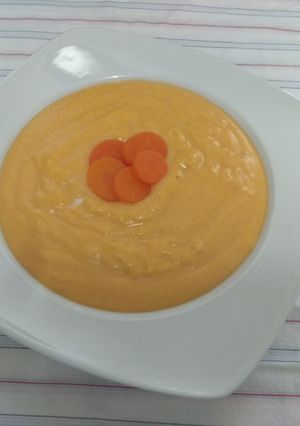 Una foto de Crema de zanahoria, patata y quesitos