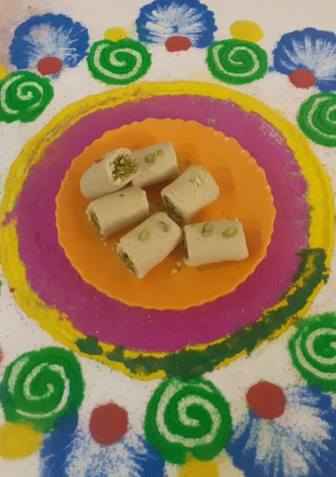 काजू पिस्ता रोल (Kaju Pista roll recipe in Hindi) रेसिपी मुख्य फोटो