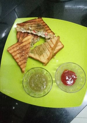 A picture of Capsicum onion grilled cheese sandwich.