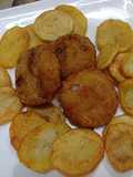 Hamburguesas en aros de cebolla con papas al horno