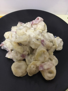 Una foto de Tortellini a la carbonara con champiñones