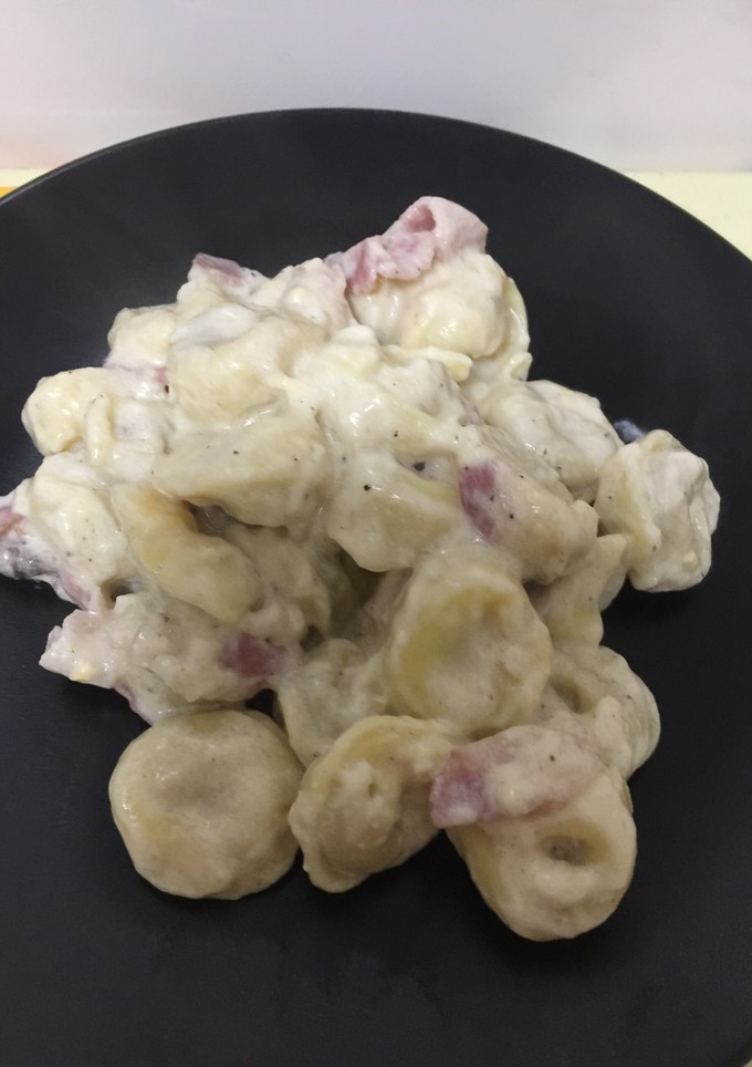 Una foto de Tortellini a la carbonara con champiñones