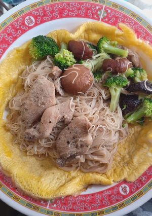 รูปของ 🍳 ผัดหมี่อกไก่พริกไทยดำห่อไข่ (คลีน)