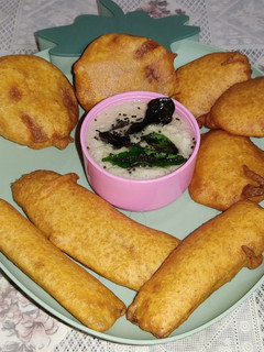 வாழைக்காய் வெங்காயம் பஜ்ஜி (Vaazhaikai venkayam bajji recipe in tamil) செய்முறை முக்கிய புகைப்படம்