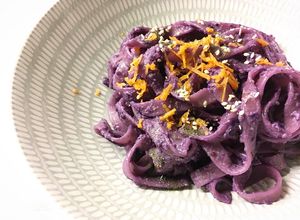 Foto di Tagliatelle viola con senape ed erbe aromatiche