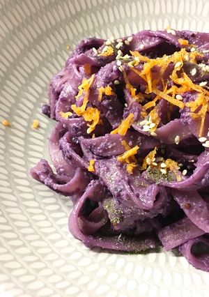 Foto di Tagliatelle viola con senape ed erbe aromatiche