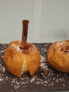 Una foto de Manzana al horno con canela, azúcar moreno y limón