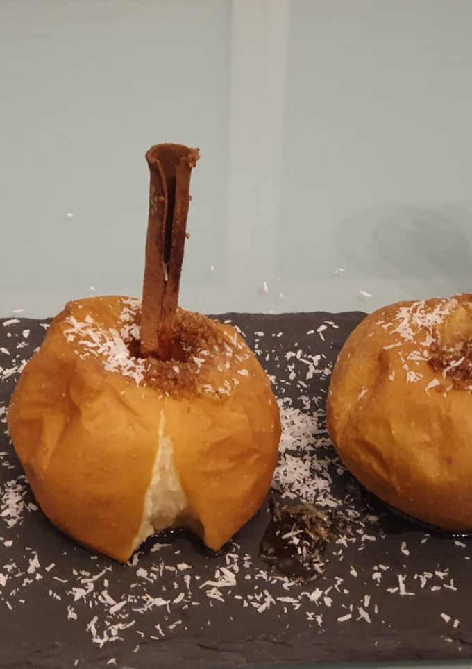 Una foto de Manzana al horno con canela, azúcar moreno y limón