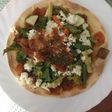 Pizza vegetariana en base de tortilla de maíz