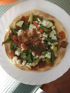 Una foto de Pizza vegetariana en base de tortilla de maíz