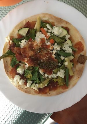 Una foto de Pizza vegetariana en base de tortilla de maíz