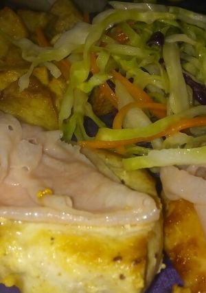 Una foto de Pechuga de pollo con jamón y ensalada papas