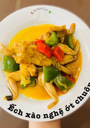 Hình của món Ếch xào nghệ ớt chuông.