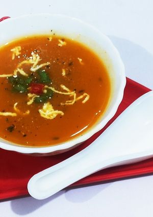 A picture of Tomato,onion soup.