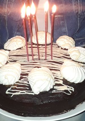 Una foto de Torta de chocolates y merengues sin tacc (apto celiacos)