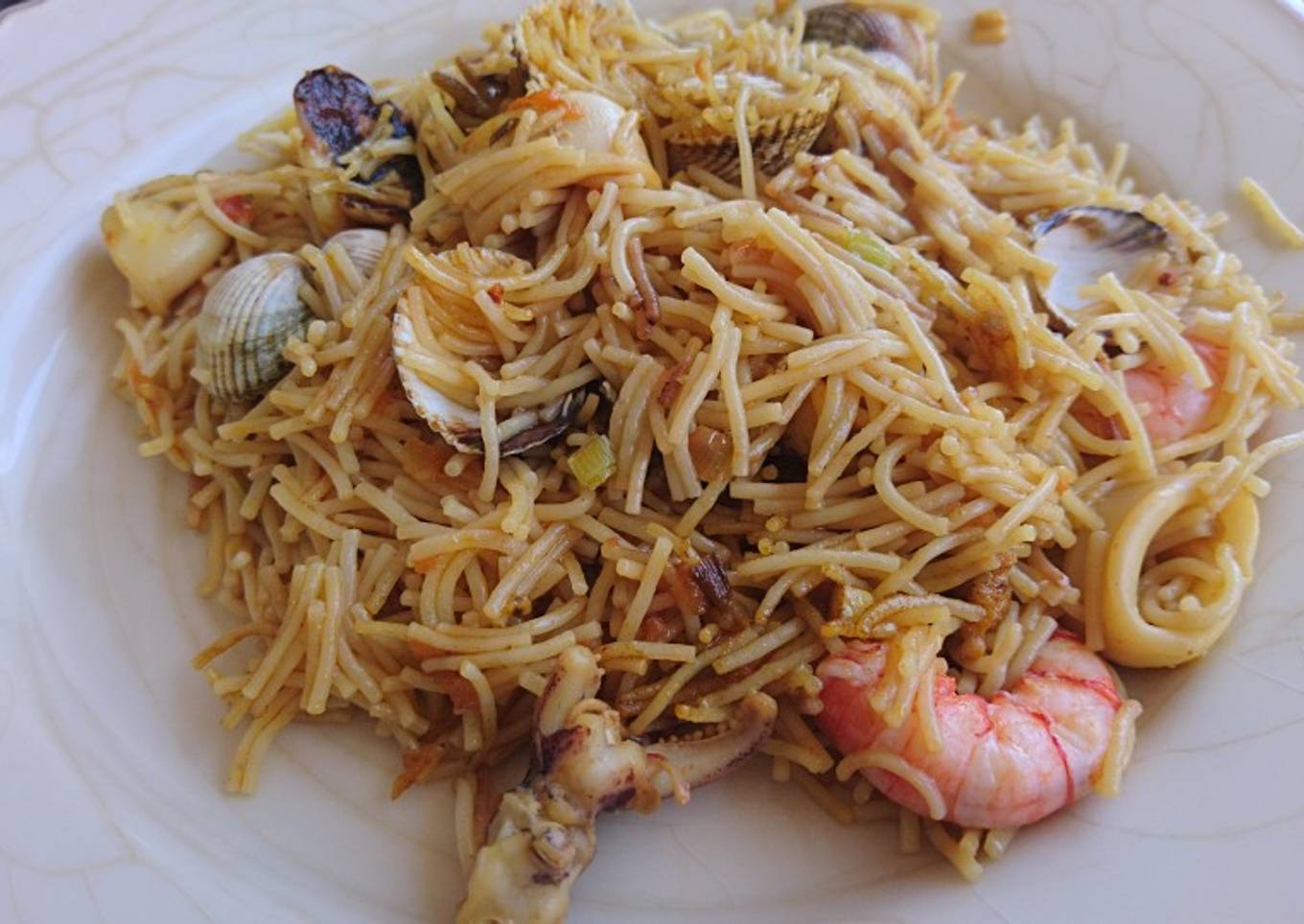 Fideuà con gambas rojas y berberechos