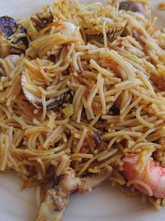 Una foto de Fideuà con gambas rojas y berberechos