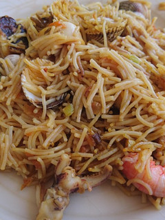 Una foto de Fideuà con gambas rojas y berberechos