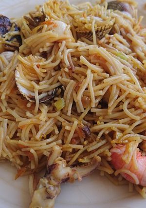 Una foto de Fideuà con gambas rojas y berberechos