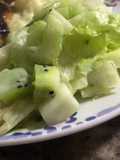 Ensalada de lechuga, apio, pera y kiwi