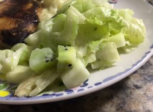 Una foto de Ensalada de lechuga, apio, pera y kiwi