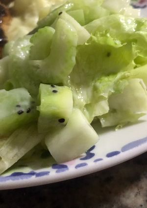 Una foto de Ensalada de lechuga, apio, pera y kiwi