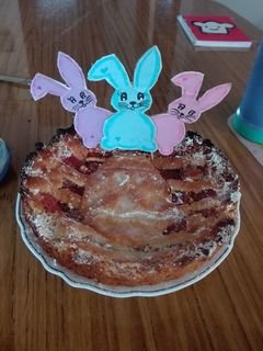 Una foto de Pasta frola de membrillo con un huevo súper fácil
