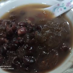 A picture of Red bean soup with peach gum 桃胶.