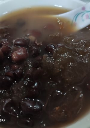 A picture of Red bean soup with peach gum 桃胶.