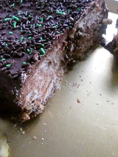 Una foto de Turrón de galletas maría con crema de dulce de leche y chocolate