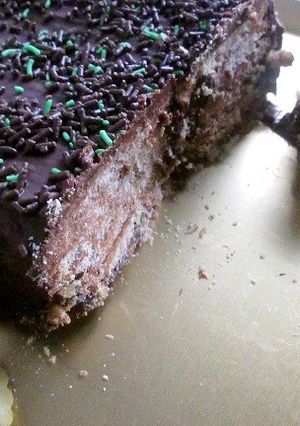 Una foto de Turrón de galletas maría con crema de dulce de leche y chocolate