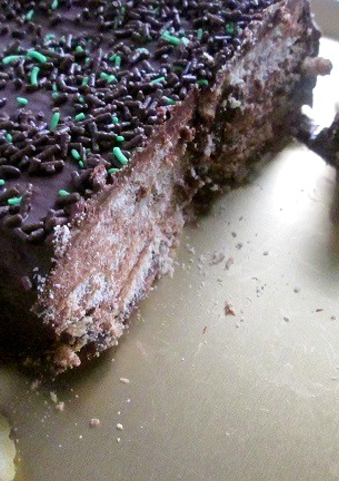 Una foto de Turrón de galletas maría con crema de dulce de leche y chocolate