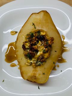 Kéksajttal és dióval töltött körte recept fotója