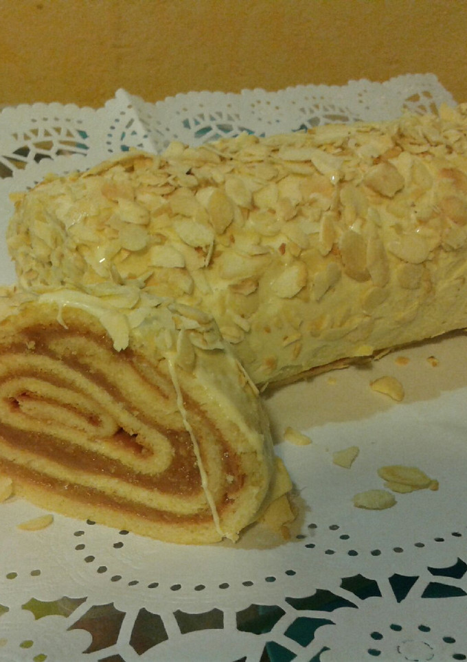 Una foto de Brazo de gitano relleno de turrón Jijona y revestido de chocolate blanco