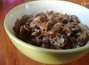 Una foto de Brotes de lentejas con champiñones salteados