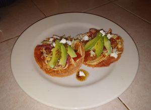 Una foto de Tostadas de tinga nuevas texturas