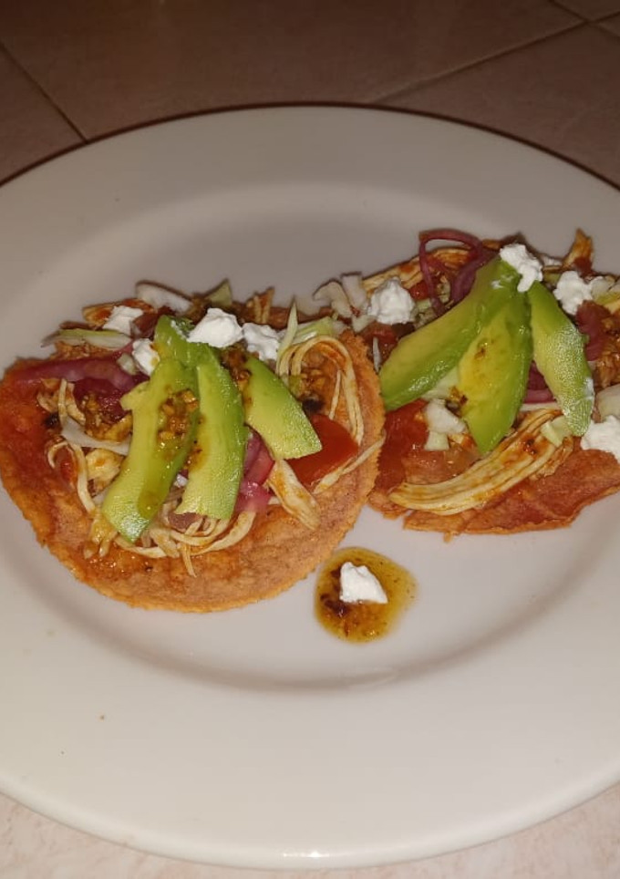 Una foto de Tostadas de tinga nuevas texturas