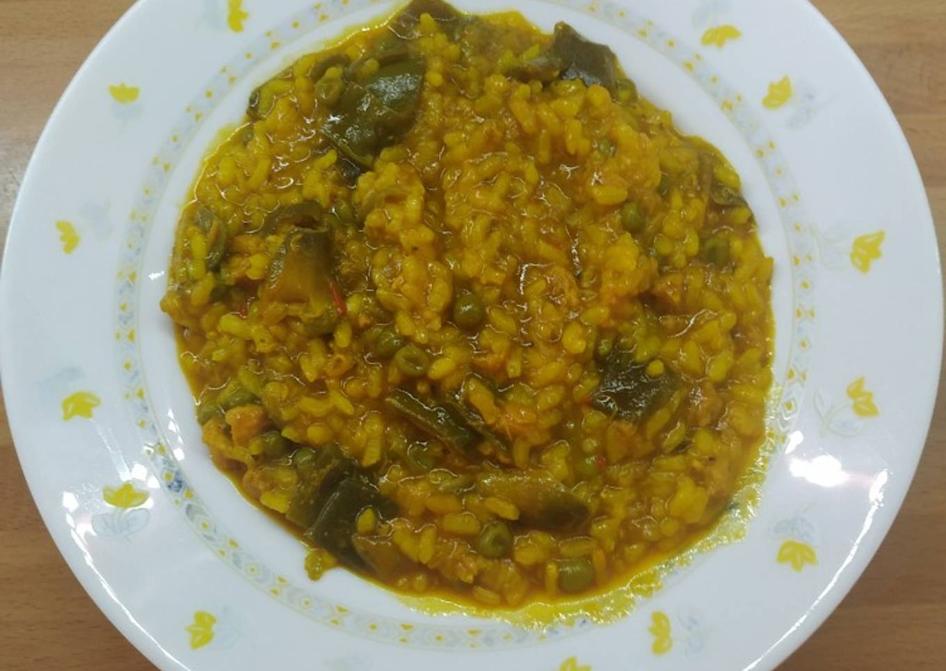 Arroz jugoso con verduras y atún en lata