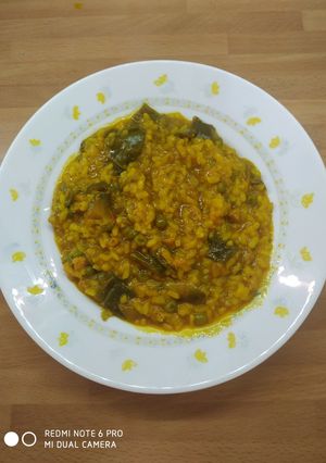 Una foto de Arroz jugoso con verduras y atún en lata