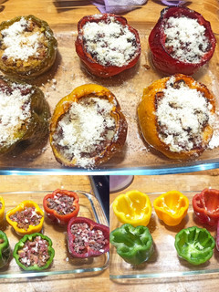 Una foto de Pimientos de colores rellenos de carne al horno