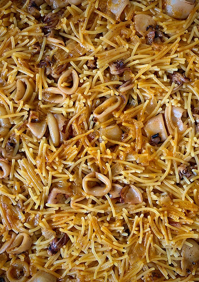 Una foto de Fideos con calamar