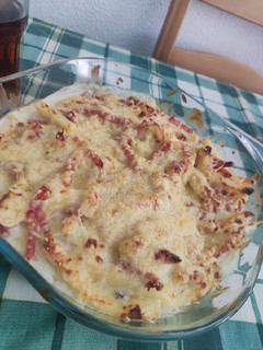 Una foto de Patatas con bechamel, queso y bacon