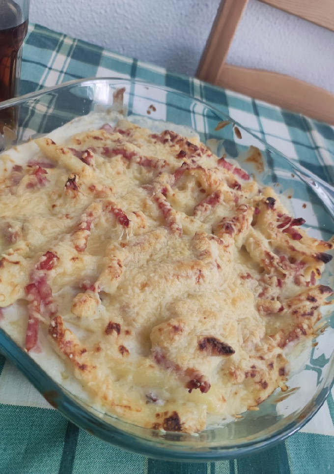 Una foto de Patatas con bechamel, queso y bacon